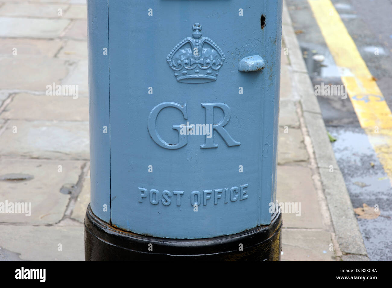 blauer Briefkasten Detail GR Stockfoto