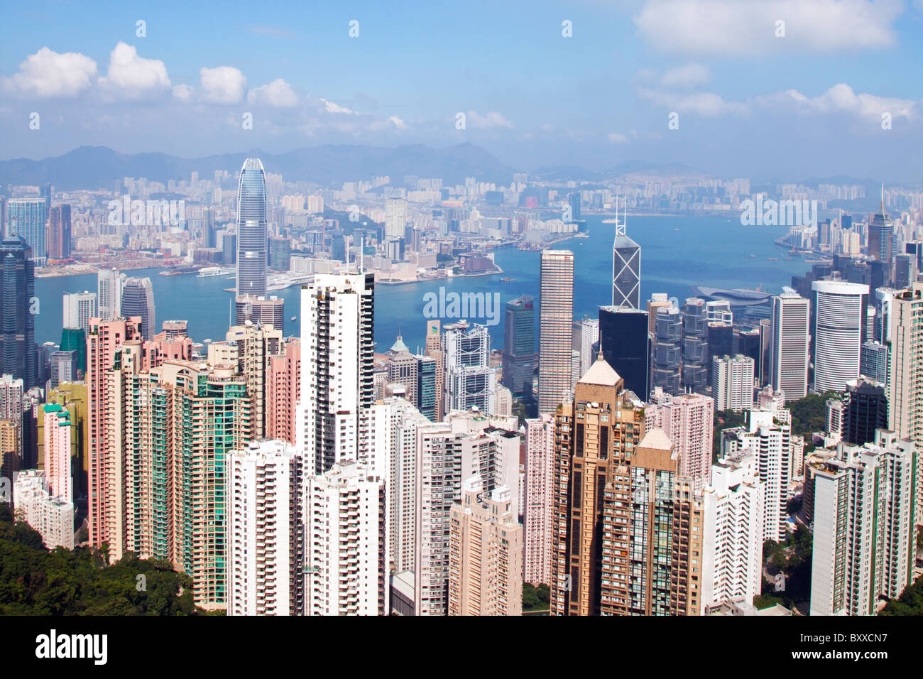 Die fantastische Skyline von Hong Kong wie von The Peak Lookout in den Tag, blauer Himmel, klaren Sommertag Stockfoto