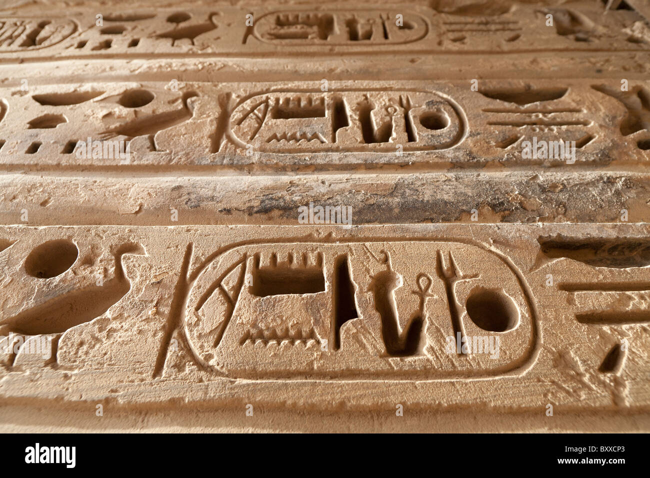 Kings Kartuschen an einer Wand in Medinet Habu Leichenhalle Tempel von Ramses III Luxor, Westbank, Ägypten Stockfoto