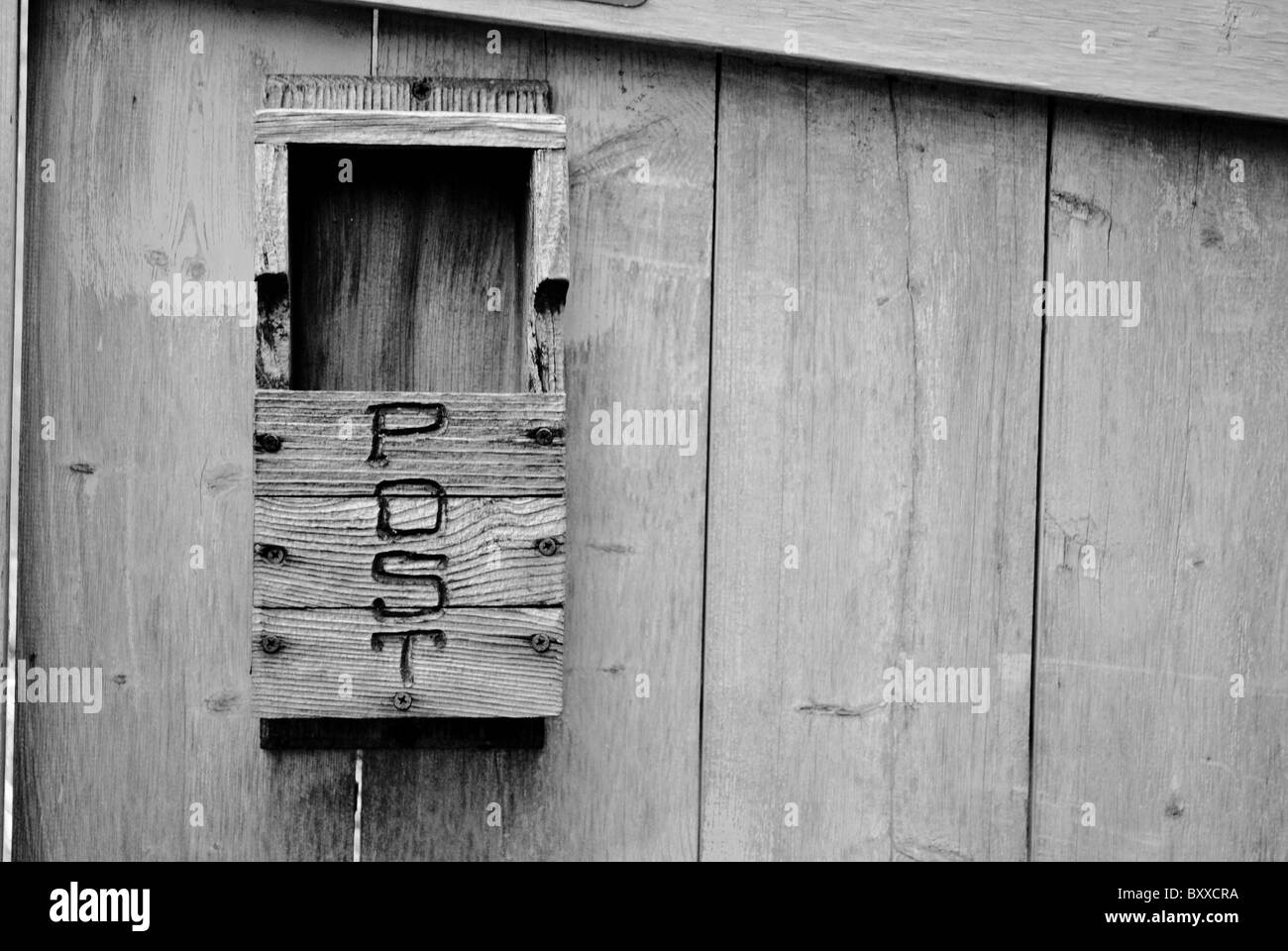 Alte Post Box auf die Holzwand. Stockfoto