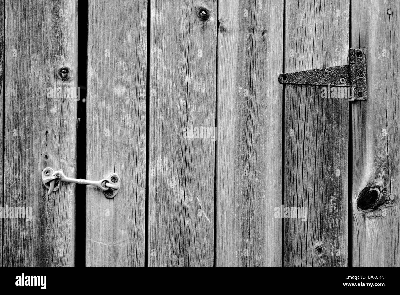 Alte Schleuse auf der Holztür. Stockfoto