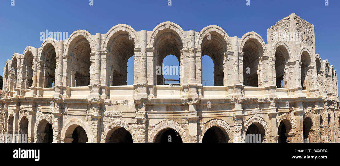 Das Amphitheater von Arles ist ein römisches Amphitheater in der südlichen französischen Stadt Arles Stockfoto