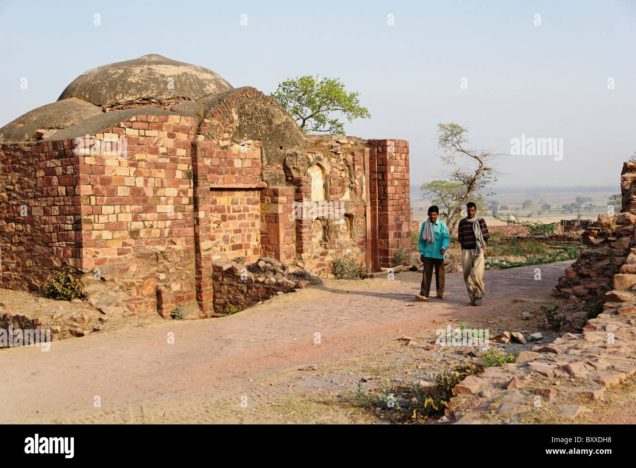 Indischen Mann zu Fuß auf Feldweg, Fatehpur Sikri, im Bundesstaat Uttar Pradesh, Indien. Stockfoto