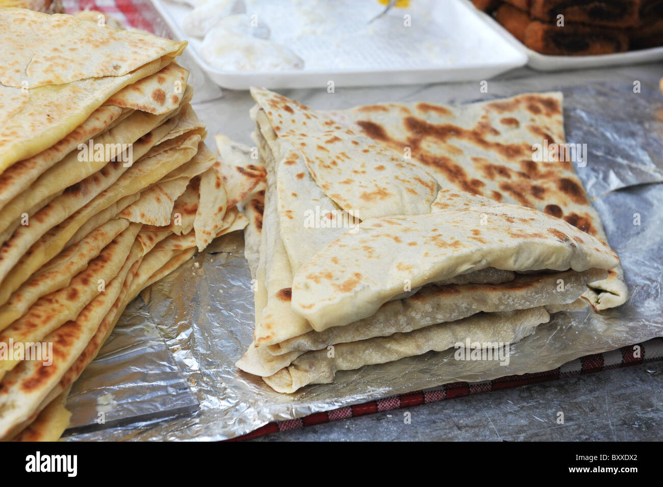 leckeres Brot in einem Geschäft der libanesischen Küche Stockfoto