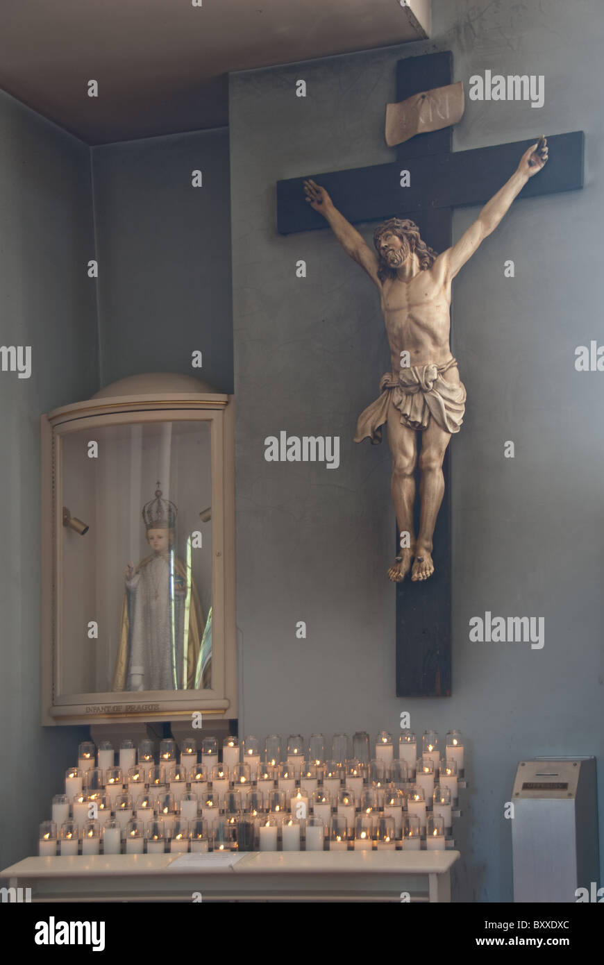 Alte Cathedral Basilica von Saint Louis, der König von Frankreich; Christus am Kreuz; Kerzen; Religiöse Kunst Stockfoto