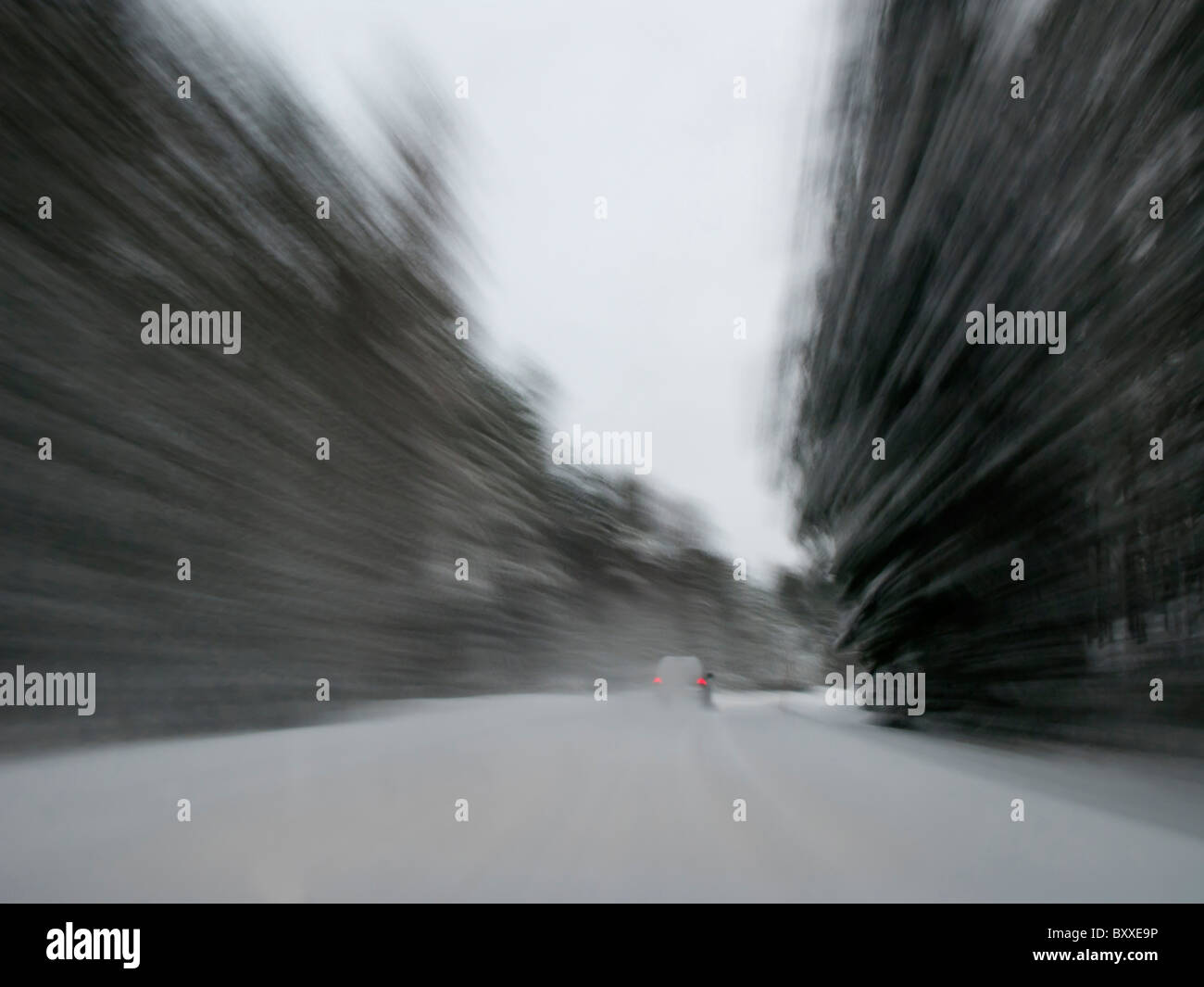 Drivinng schnell auf einer verschneiten schwedischen Winter-Straße. Das Foto zeigt eine Menge Bewegung verwischen. Stockfoto