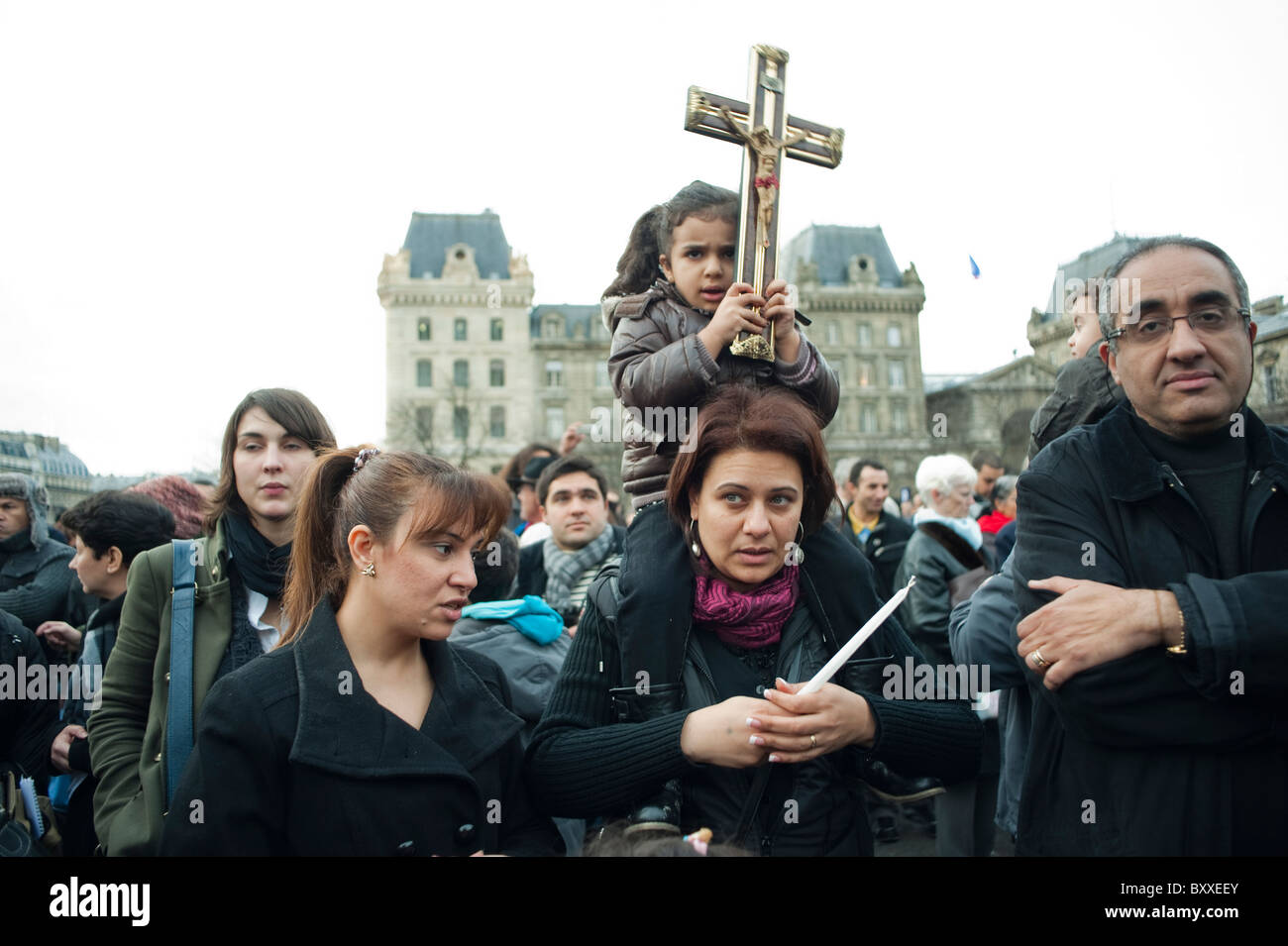 Paris, Frankreich, Menschenmenge koptischer Christen, französische Familie demonstriert bei der Demonstration, Terroranschläge in Ägypten, Kinder bei Protesten, Kreuz auf den Schultern der Mutter halten, Proteste, religiöse Treffen, verschiedene Kulturen Religion in der Politik, Mehrgenerationenfamilie, christlicher AKTIVISMUS Stockfoto