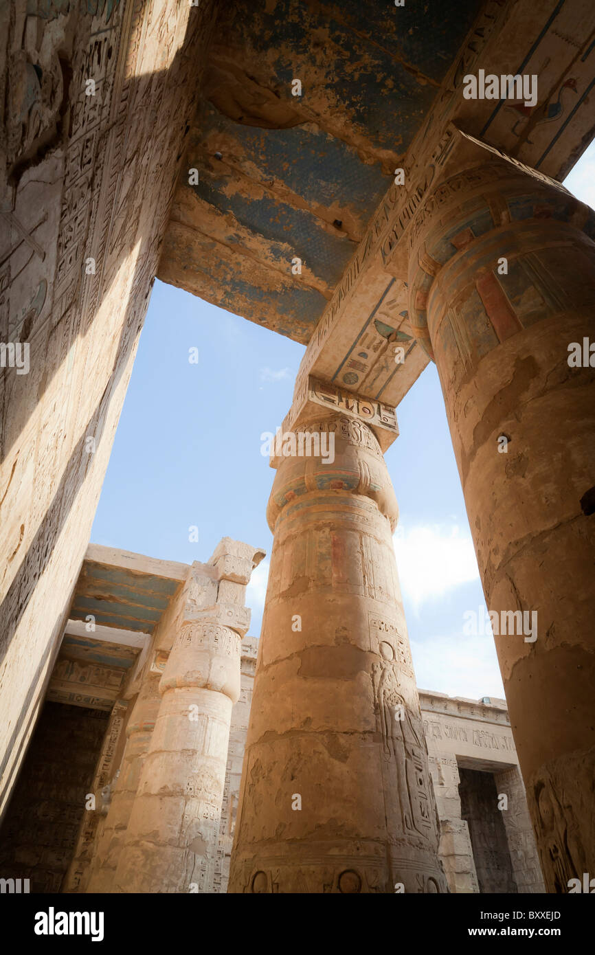 Portikus am Westufer des Nil, Luxor, Ägypten, Medinet Habu, Leichenhalle Tempel von Ramses III Stockfoto