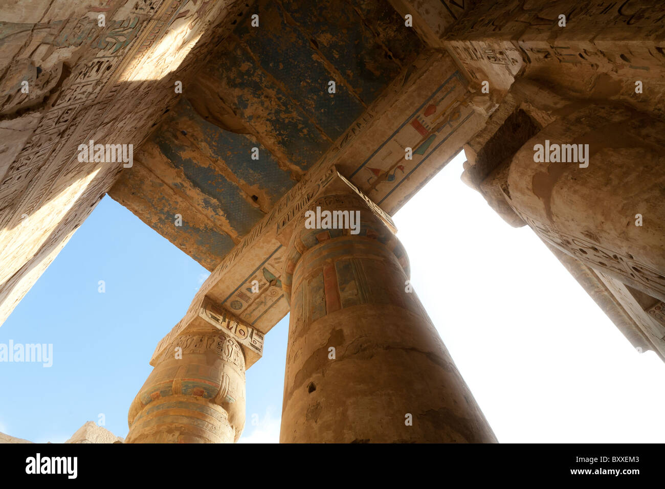 Portikus am Westufer des Nil, Luxor, Ägypten, Medinet Habu, Leichenhalle Tempel von Ramses III Stockfoto