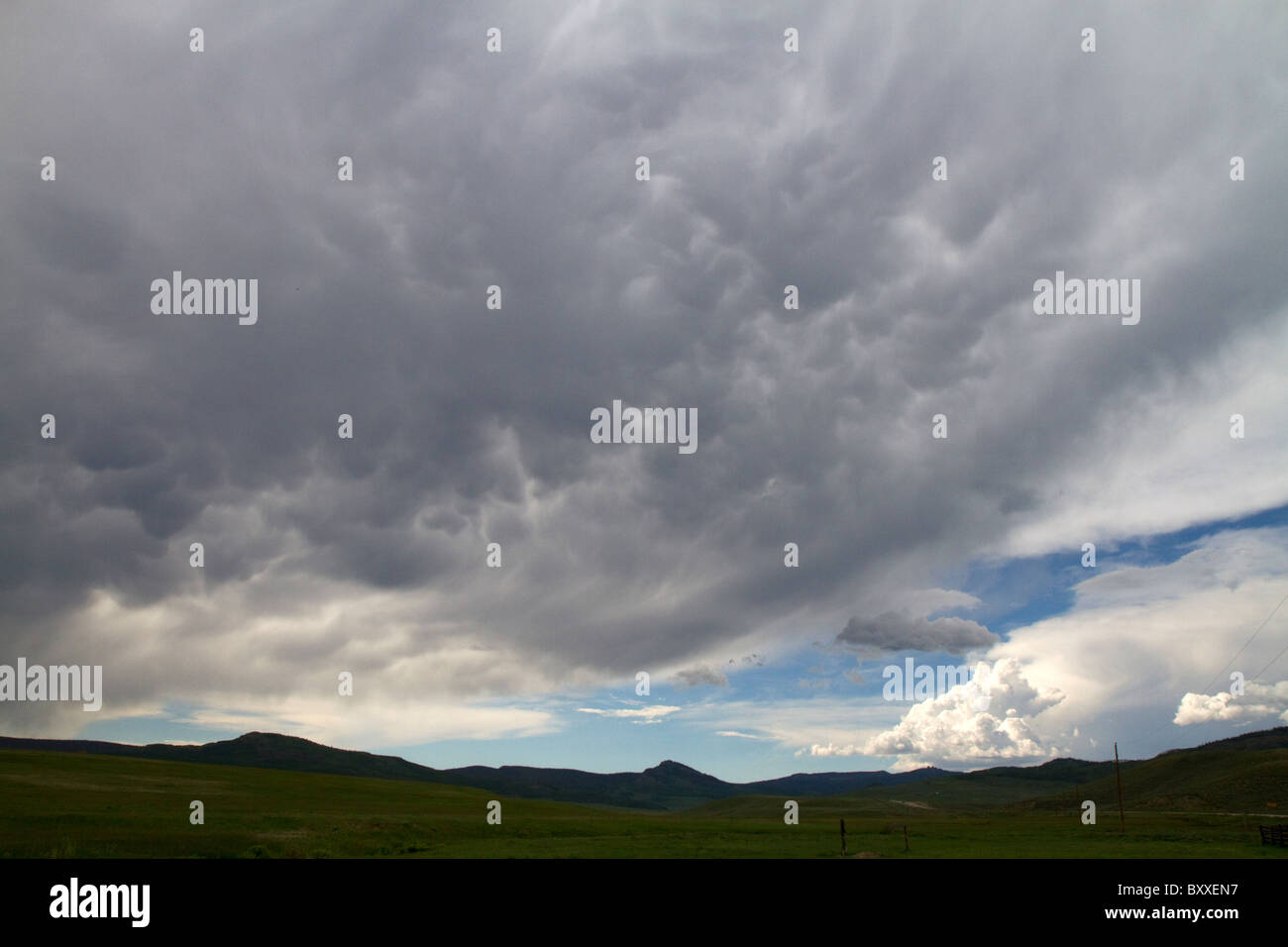 Mammatus Wolken schwer mit Feuchtigkeit in der Nähe von Steamboat Springs, Colorado, USA. Stockfoto