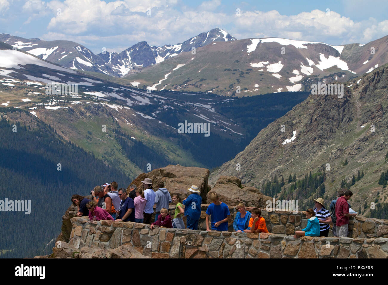 Touristen anzeigen die Rocky Mountains von einem malerischen Aussichtspunkt in den Rocky Mountain National Park, Colorado, USA Stockfoto