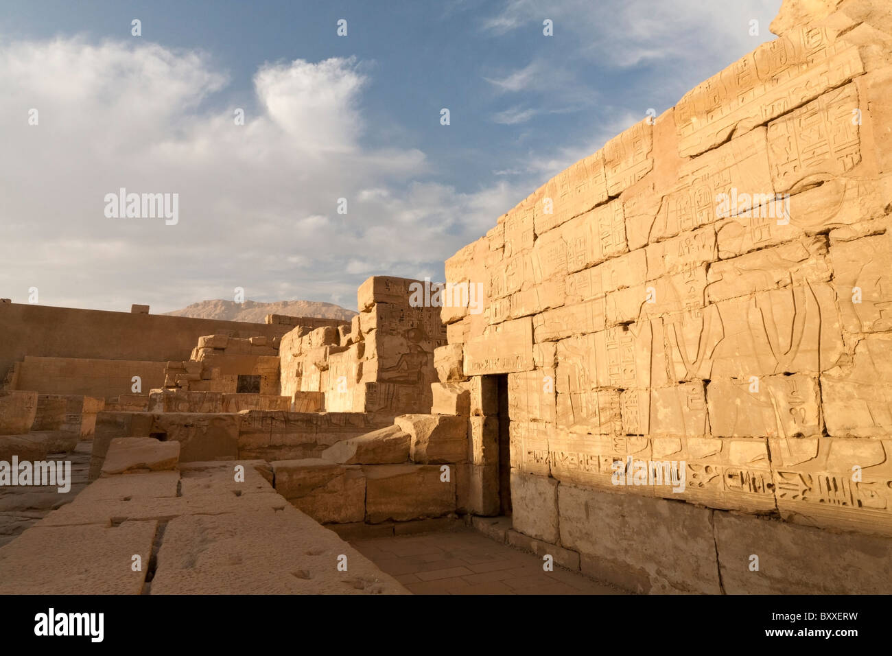 Wände in der Säulenhalle in Medinet Habu, Leichenhalle Tempel von Ramses III, Westufer des Nil, Luxor, Ägypten Stockfoto