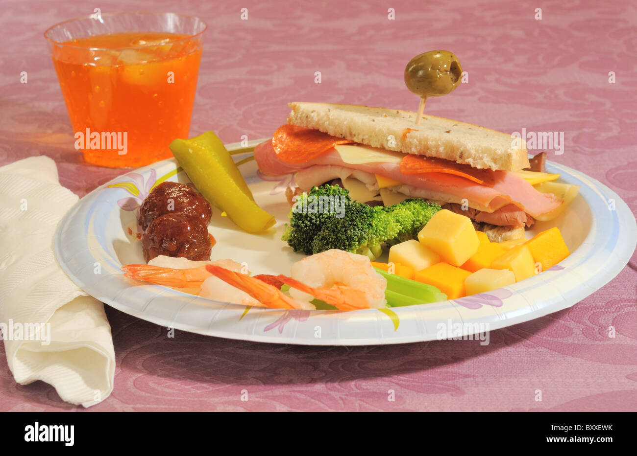 A fancy Pappteller mit Sandwich und party Essen Stockfoto