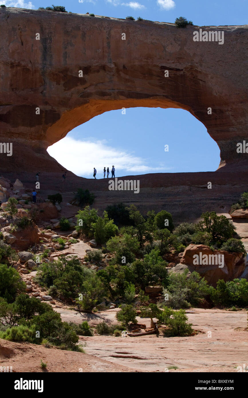 Wilson Arch ist ein natürlicher Sandstein Bogen entlang der U.S. Route 191 in der Nähe von Moab, Utah, USA. Stockfoto
