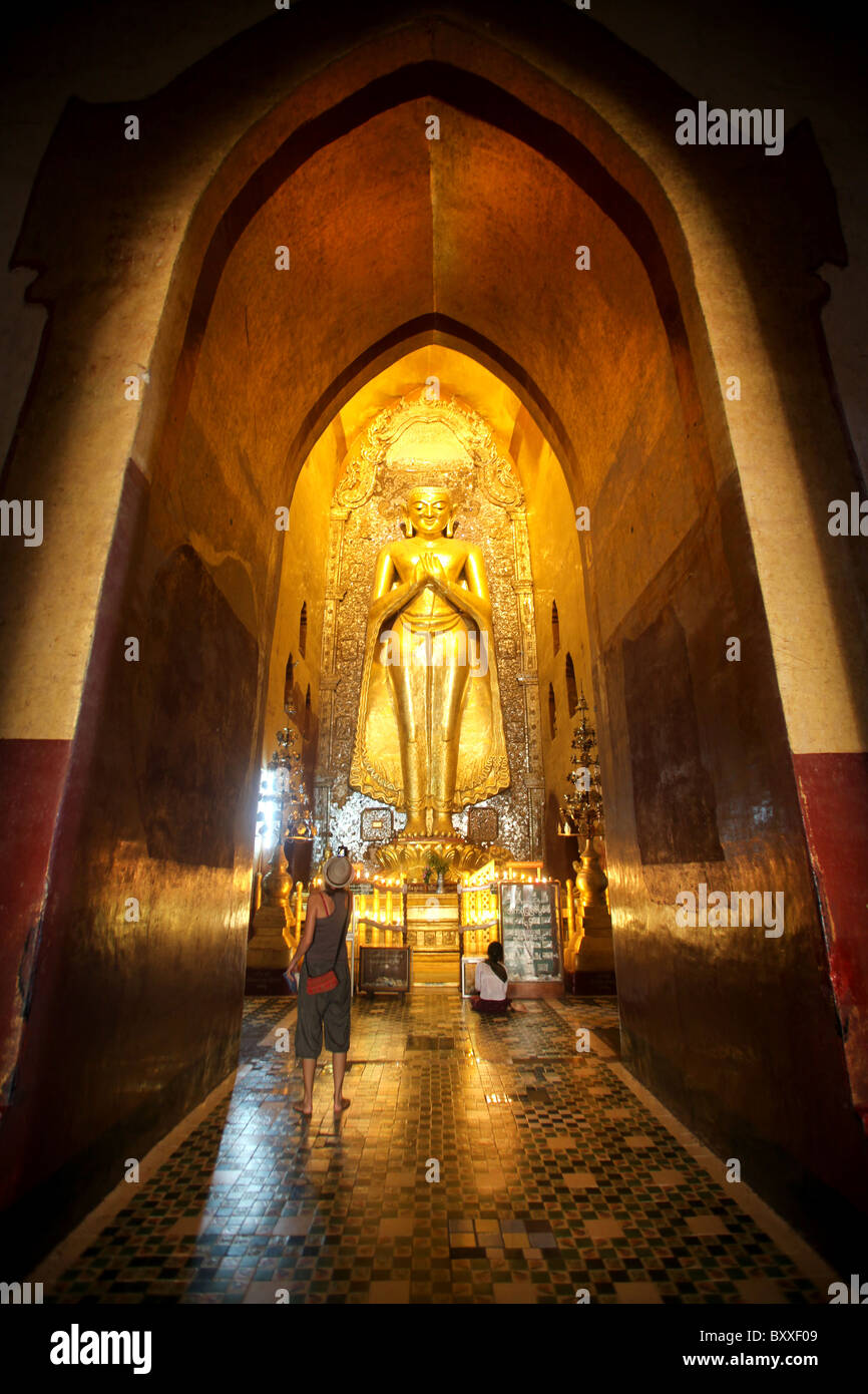 Eine riesige goldene Buddhastatue auf eine innere Heiligtum in Ananda oder Anandar buddhistischer Tempel in Bagan, Myanmar. (Burma) Stockfoto