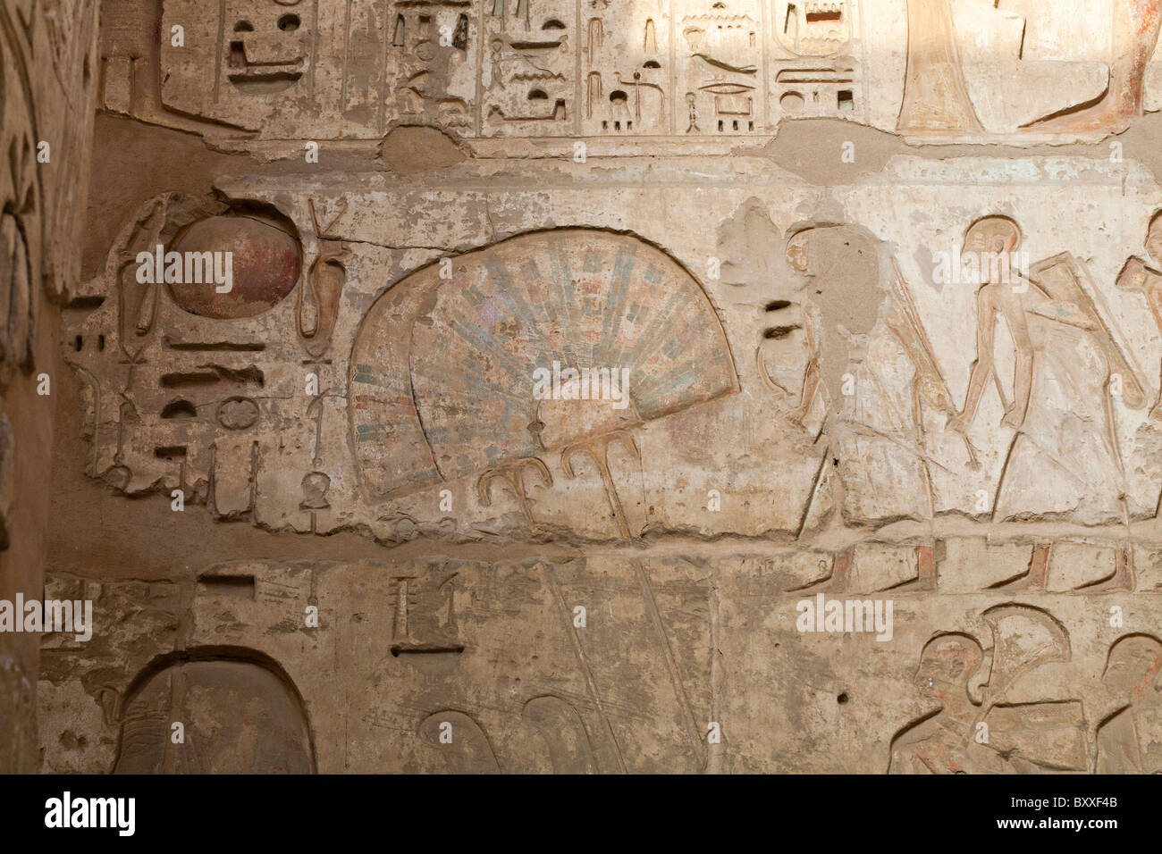 Erleichterung des Lüfters an Portico Wand in Medinet Habu, Leichenhalle Tempel von Ramses III, Westufer des Nil, Luxor, Ägypten Stockfoto
