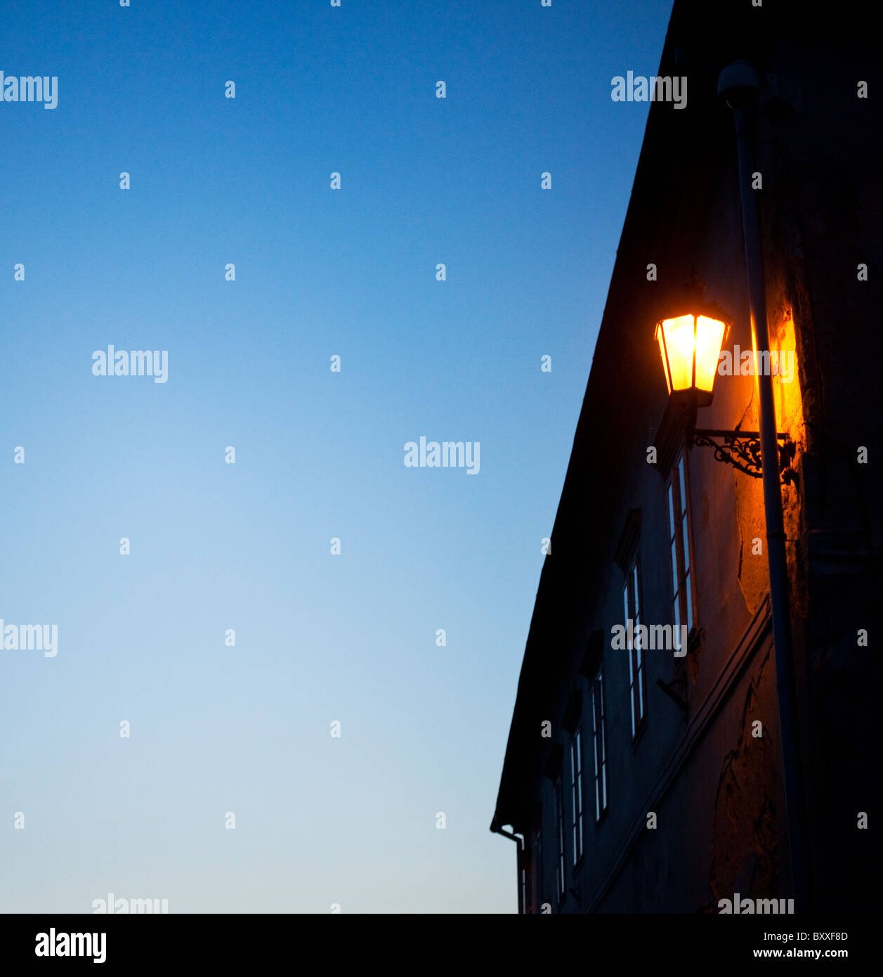 Fassade des Hauses mit einem beleuchteten Außenbeleuchtung Stockfoto