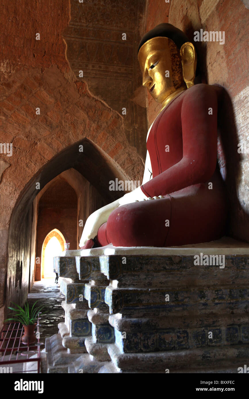 Eine Buddha-Statue und ursprünglichen Fresken im Inneren der Sulamani-Tempel in Bagan, Myanmar. (Burma) Stockfoto