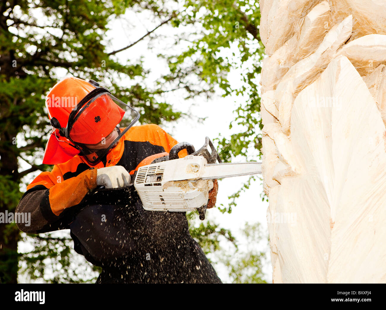 Logger mit einer Kettensäge bilden ein Treesculpture. Umea, Schweden Stockfoto