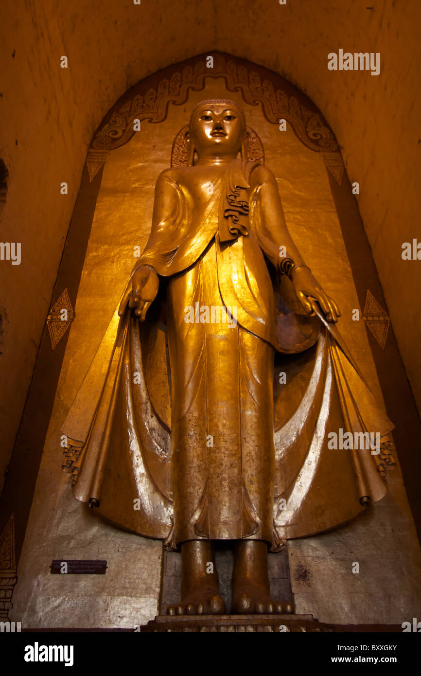 Buddha-Statue im Ananda-Tempel in Bagan Stockfoto