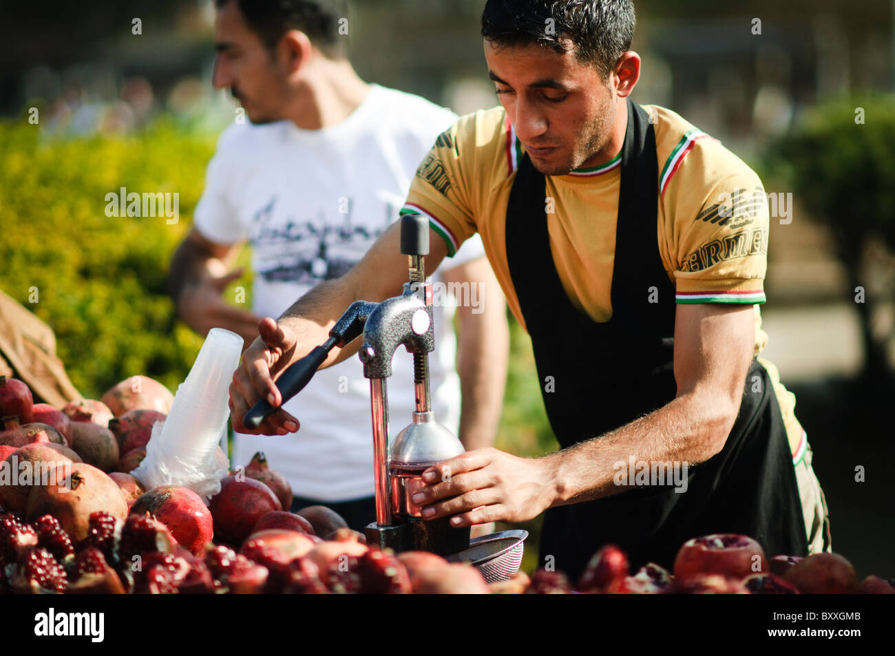 ISTANBUL, Türkei / Türkiye – Ein Straßenverkäufer verwendet einen traditionellen Granatapfelsaft, um in den belebten Straßen Istanbuls frischen Saft zuzubereiten. Diese lebhafte Szene ist ein beliebter Anblick in der Stadt und spiegelt Istanbuls reiche kulinarische Kultur und das lebhafte Straßenleben wider. Der frisch gepresste Granatapfelsaft ist eine beliebte Erfrischung bei Einheimischen und Touristen gleichermaßen. Stockfoto