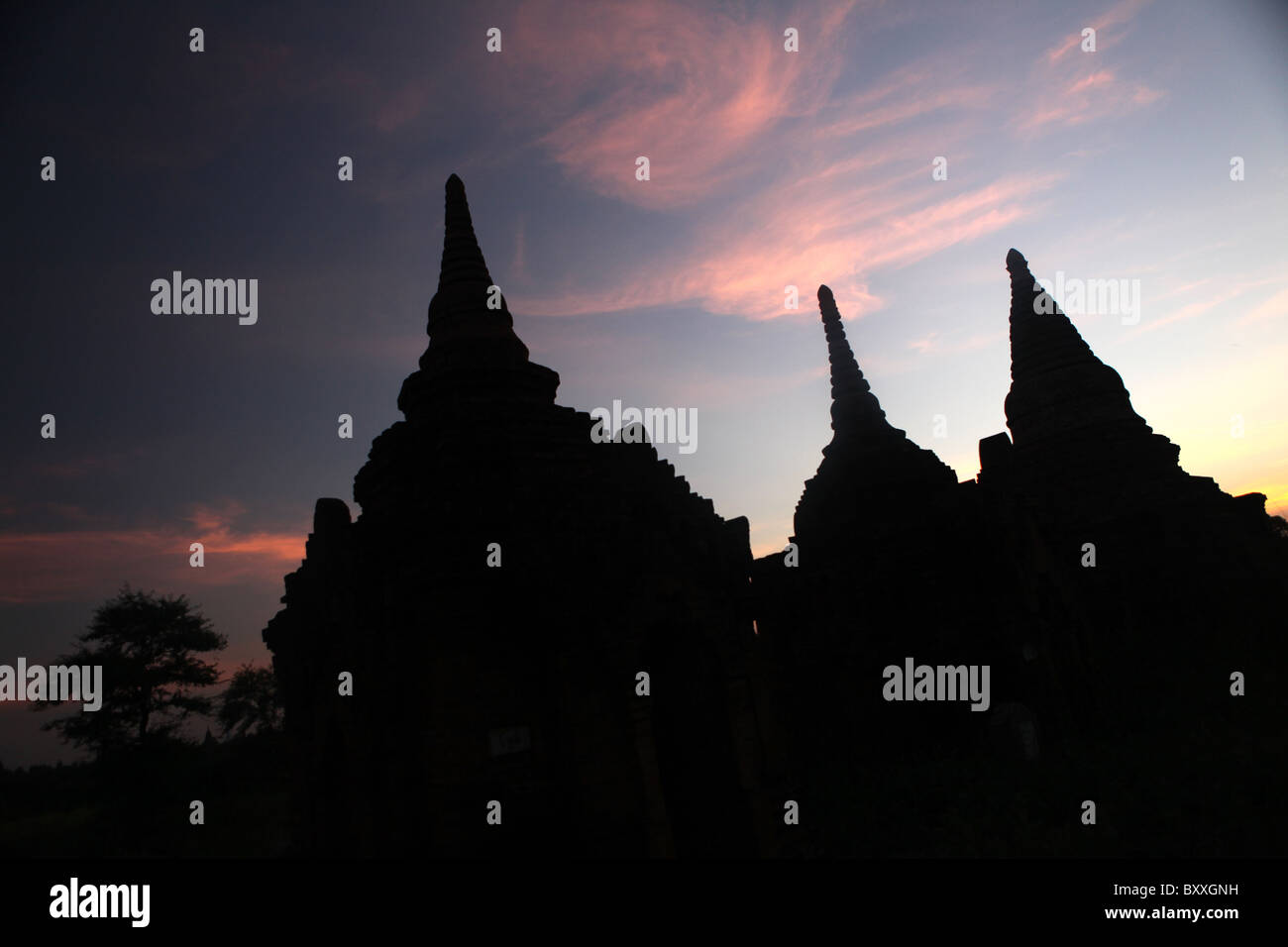 Silhouetten von buddhistischen Tempeln und Pagoden bei Sonnenuntergang in Bagan, Myanmar oder Birma. Stockfoto