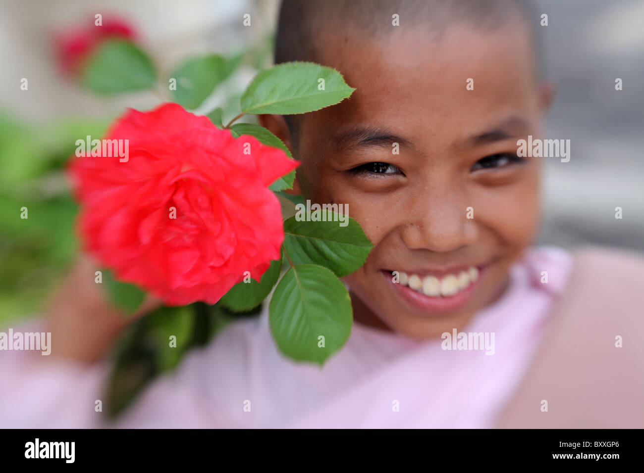 Junge Novize posiert für ein Foto in Bagan, Myanmar. (Burma) Stockfoto