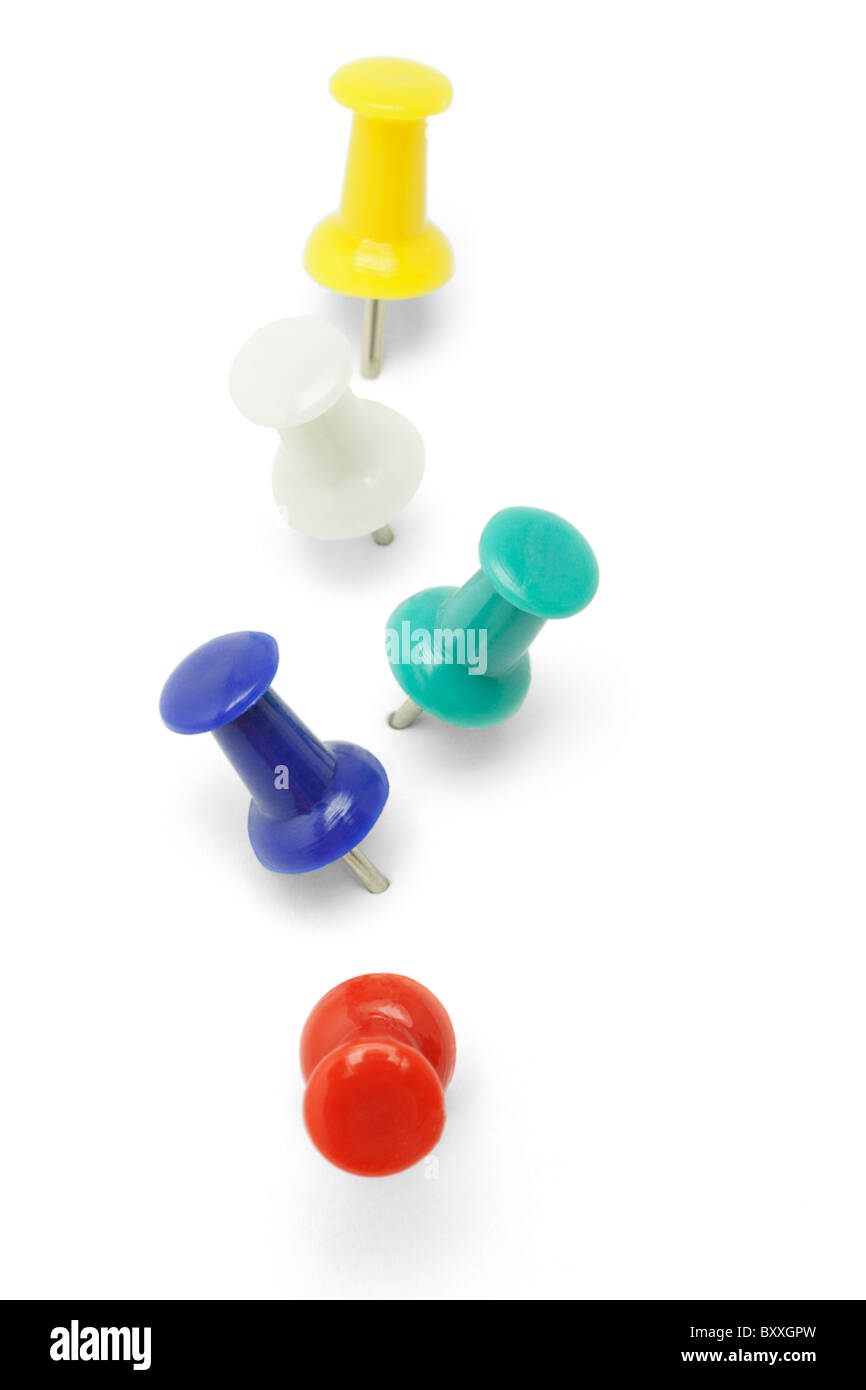Erhöhten Blick auf multicolor Push-Pins in einer Reihe auf weißem Hintergrund angeordnet Stockfoto