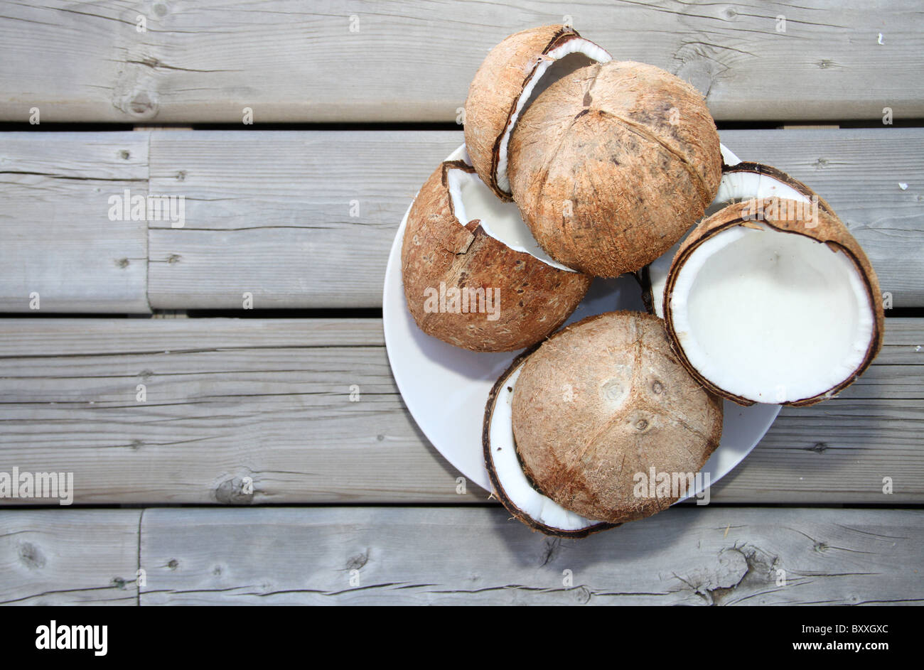 Teller mit offenen Kokosnüsse. Stockfoto