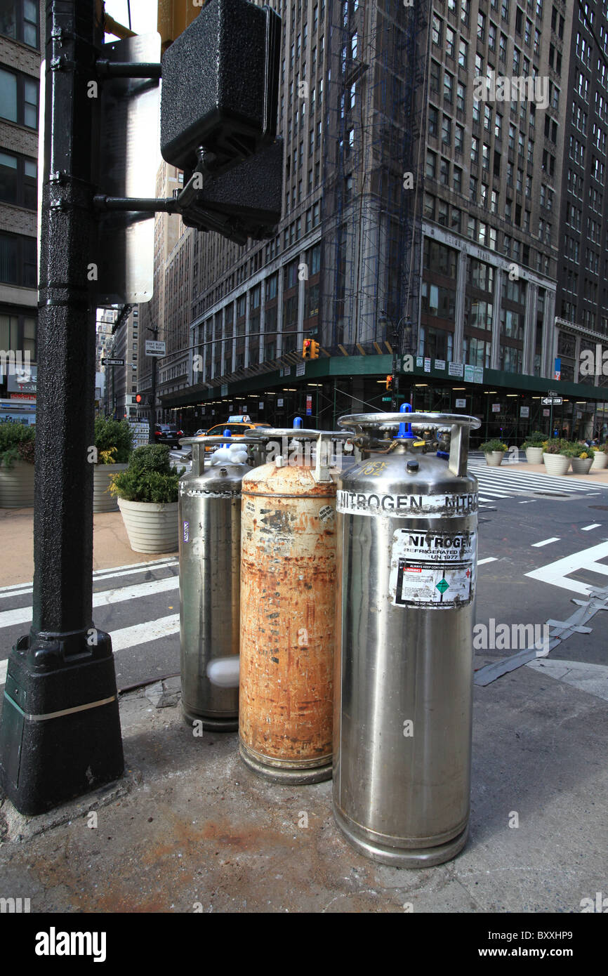 Flüssigstickstoff Behälter zum Antrieb Feuchtigkeit in unterirdischen Kabelnetzes auf der 6th Ave in New York City, USA Stockfoto