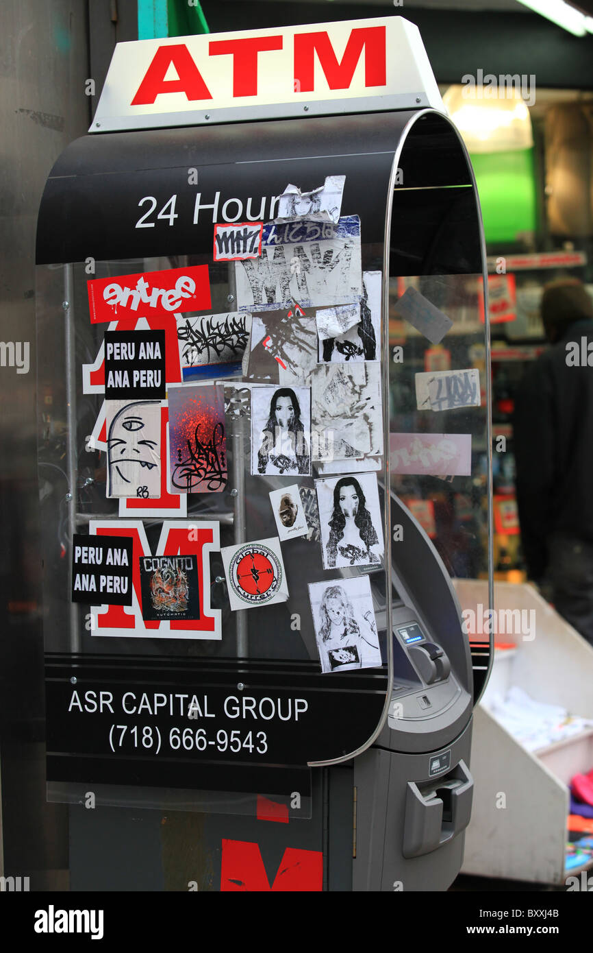 ASR Kapitalgruppe ATM bedeckt mit Plakaten und Anzeigen auf Straße in New York City, 2010 Stockfoto