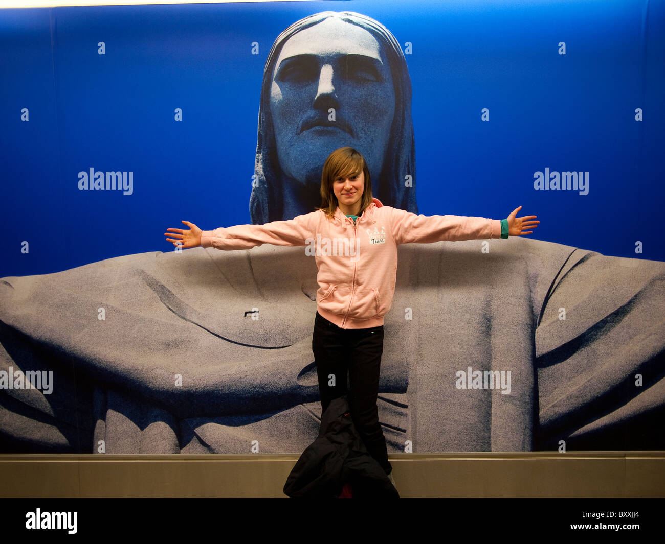 Junges Mädchen vor einem Bild von Christus dem Erlöser Stockfoto