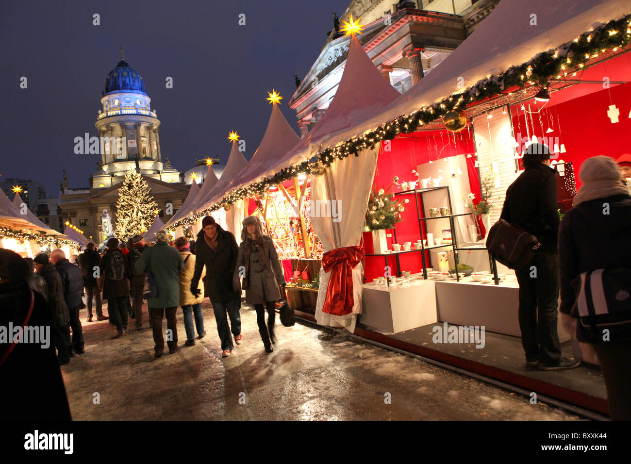 Der Weihnachtsmarkt auf dem Gendarmenmarkt in Berlin, Deutschland. Stockfoto