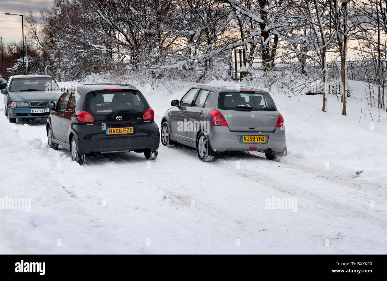 Autofahren im Winter Autos fahren auf der Straße in tiefem Schnee Bedingungen Stockfoto