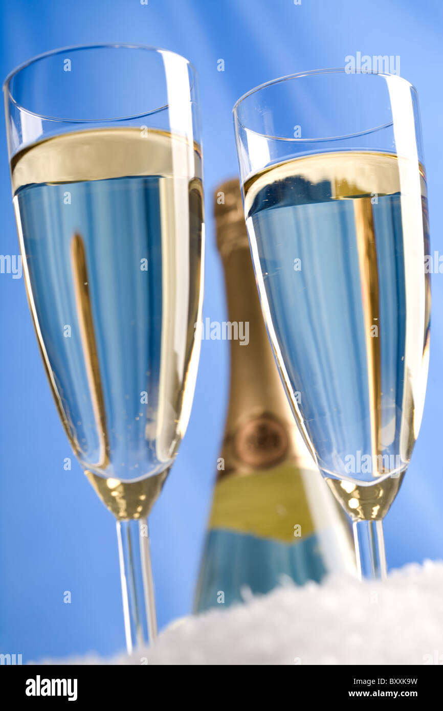 Nahaufnahme des Kristalls Flöten mit Champagner auf Hintergrund der Flasche entkorkt Stockfoto