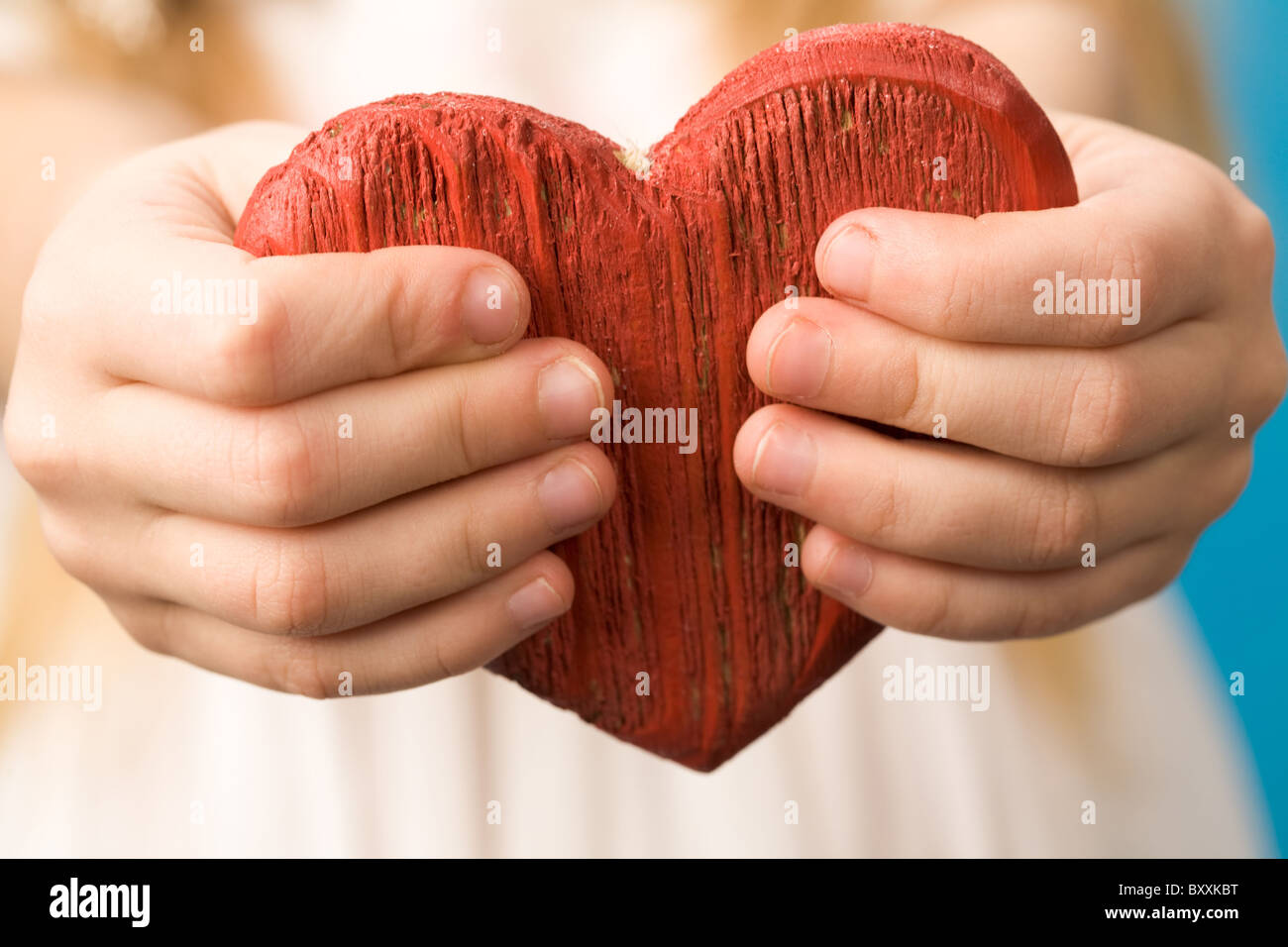 Nahaufnahme von roten Herz aus Holz in die Hände des Kindes zeigen Stockfoto