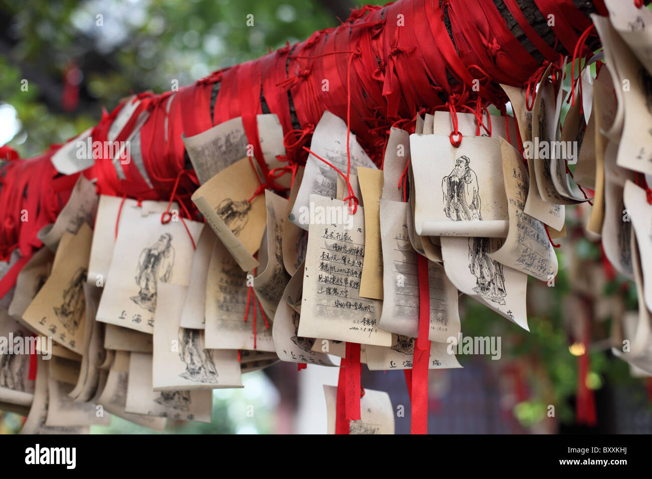 Papier-Gebete und Wünsche am Tempel des Konfuzius in Shanghai, China Stockfoto