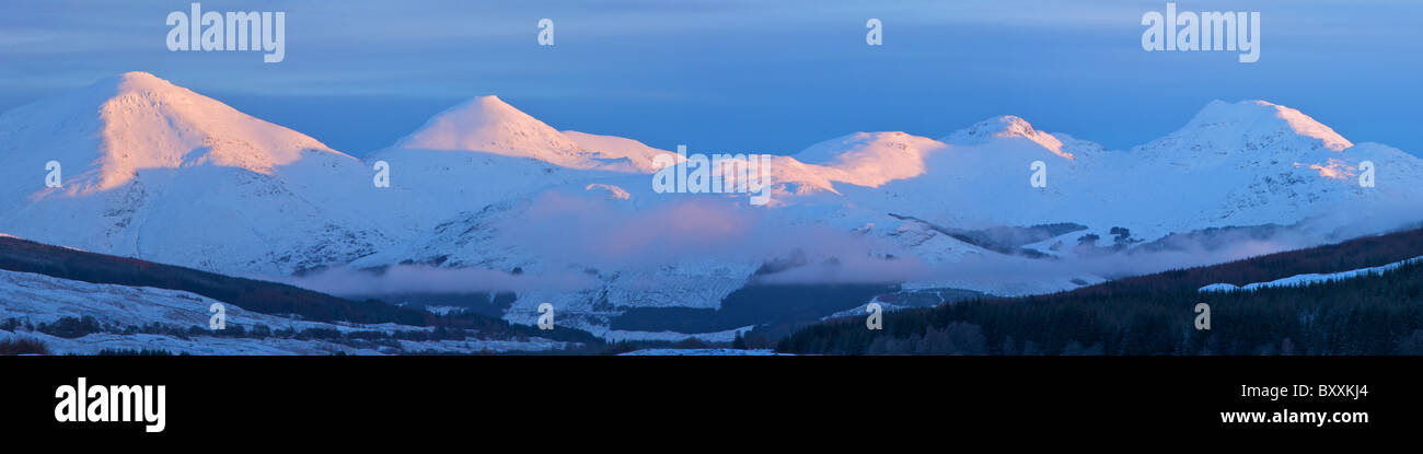 Letzten Licht des Tages leuchtet auf den Gipfeln der Hügel Crianlarich als Nebel beginnt das Tal überfluten Stockfoto