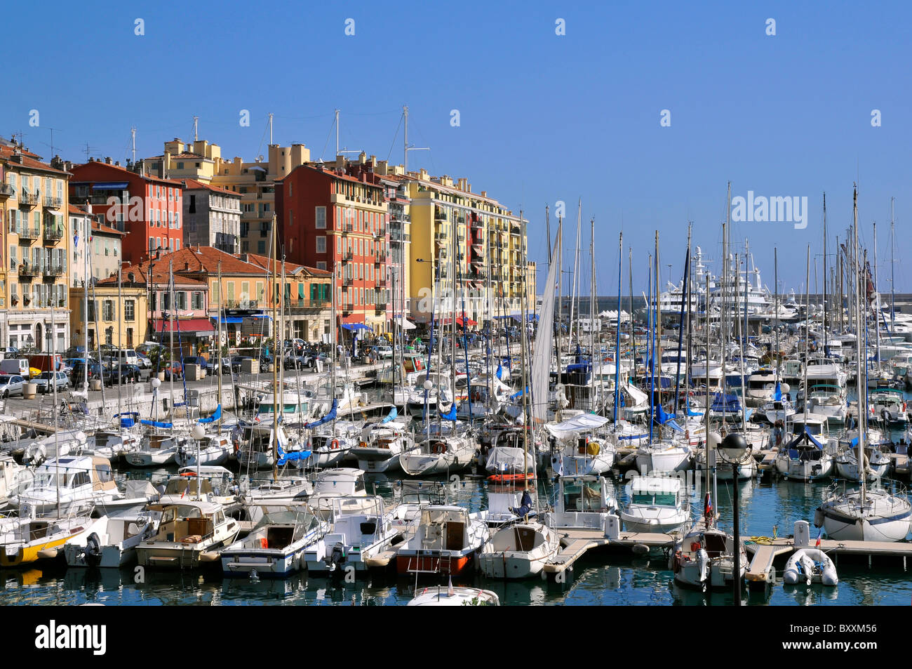 Hafen von Nizza im Südosten Frankreichs mit farbigen Gebäuden im Hintergrund, Departement Alpes-Maritimes; Luftbild Stockfoto