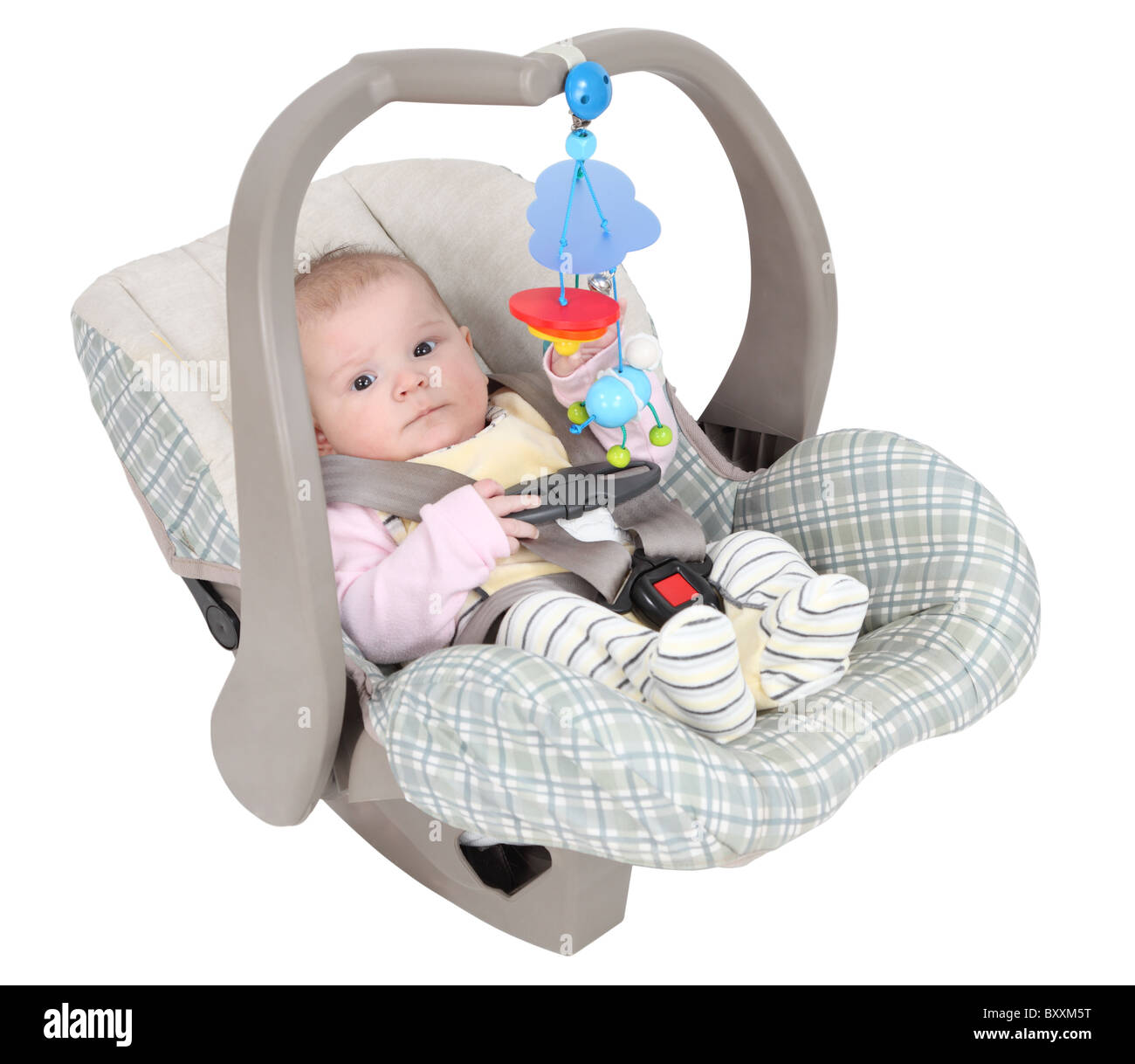 Baby im Auto Kindersitz isoliert auf weißem Hintergrund Stockfoto