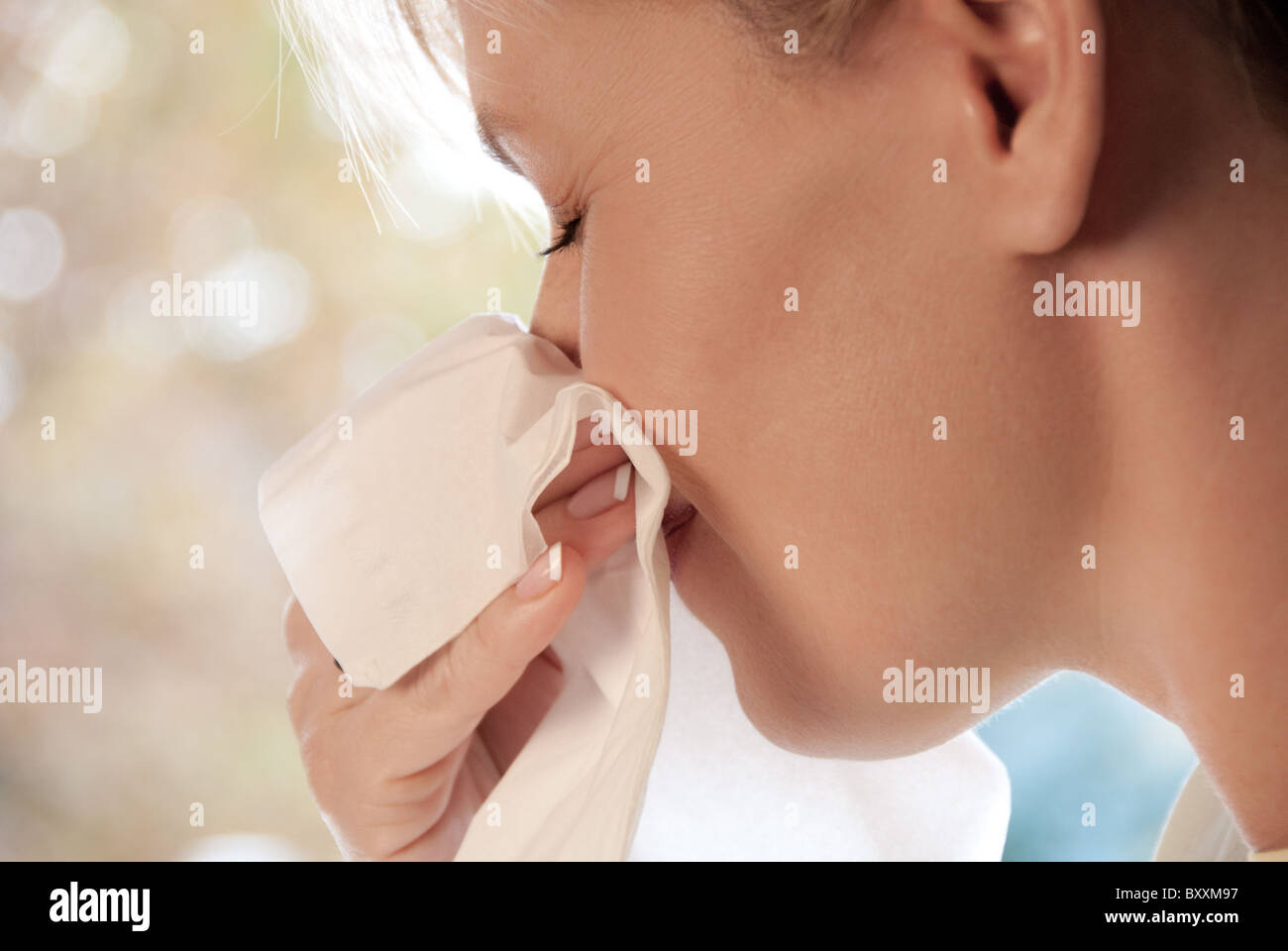 Nahaufnahme der Frau mit einem Tuch um ihre Nase putzen Stockfoto