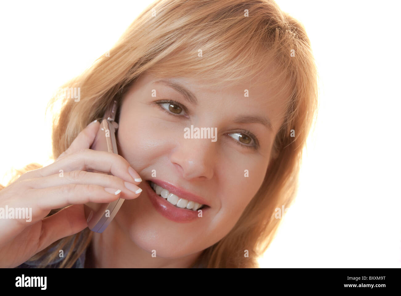 Glückliche Frau auf Handy Stockfoto