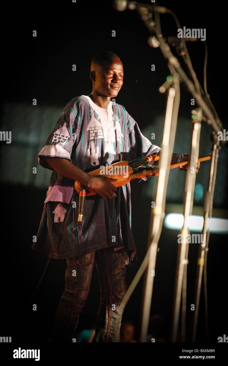 Musiker und Tänzer bei der 12. alle zwei Jahre stattfindende Salon International de l'Artisanat de Ouagadougou (SIAO) in Burkina Faso. Stockfoto