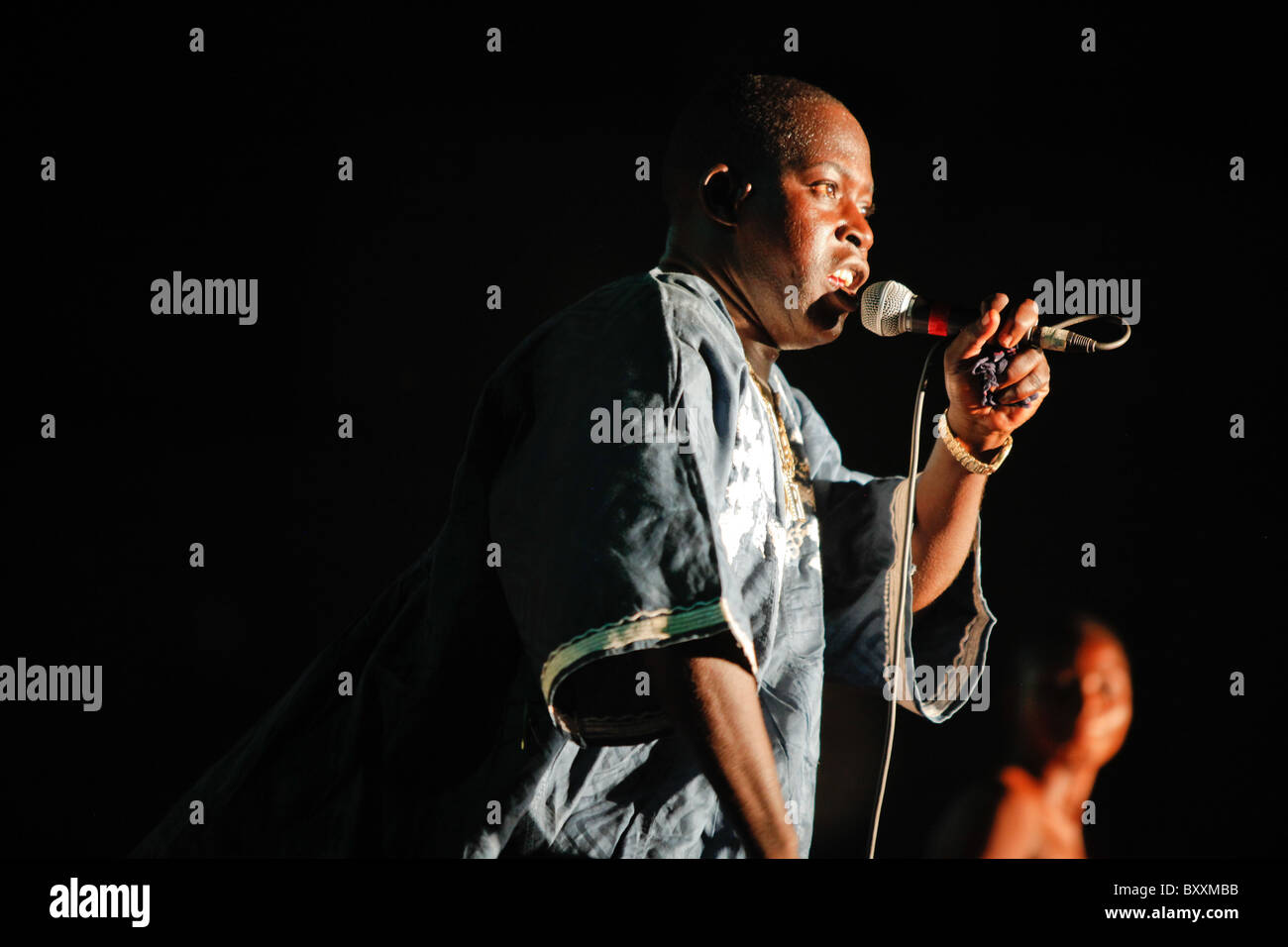 Musiker und Tänzer bei der 12. alle zwei Jahre stattfindende Salon International de l'Artisanat de Ouagadougou (SIAO) in Burkina Faso. Stockfoto