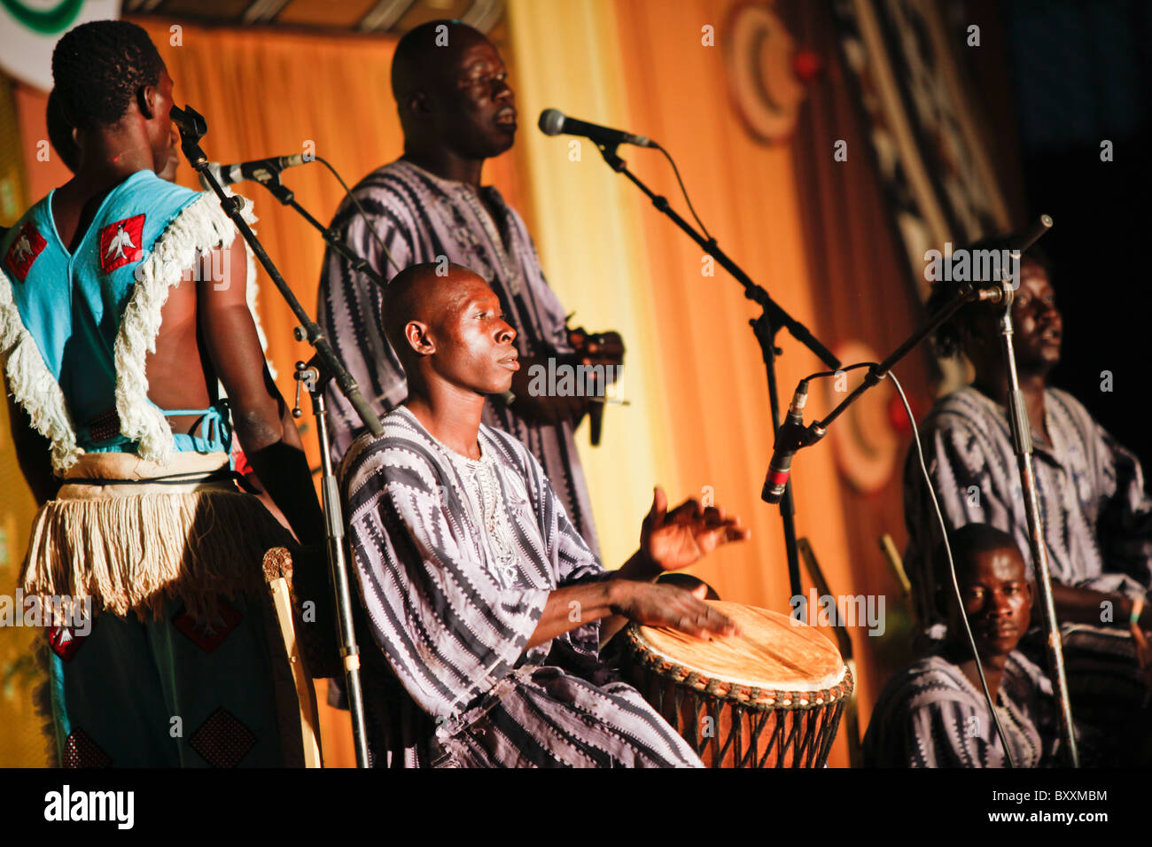 Musiker und Tänzer bei der 12. alle zwei Jahre stattfindende Salon International de l'Artisanat de Ouagadougou (SIAO) in Burkina Faso. Stockfoto