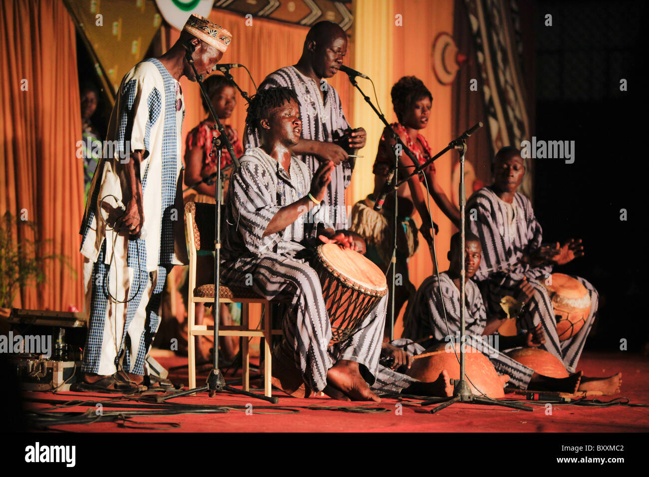 Musiker und Tänzer bei der 12. alle zwei Jahre stattfindende Salon International de l'Artisanat de Ouagadougou (SIAO) in Burkina Faso. Stockfoto
