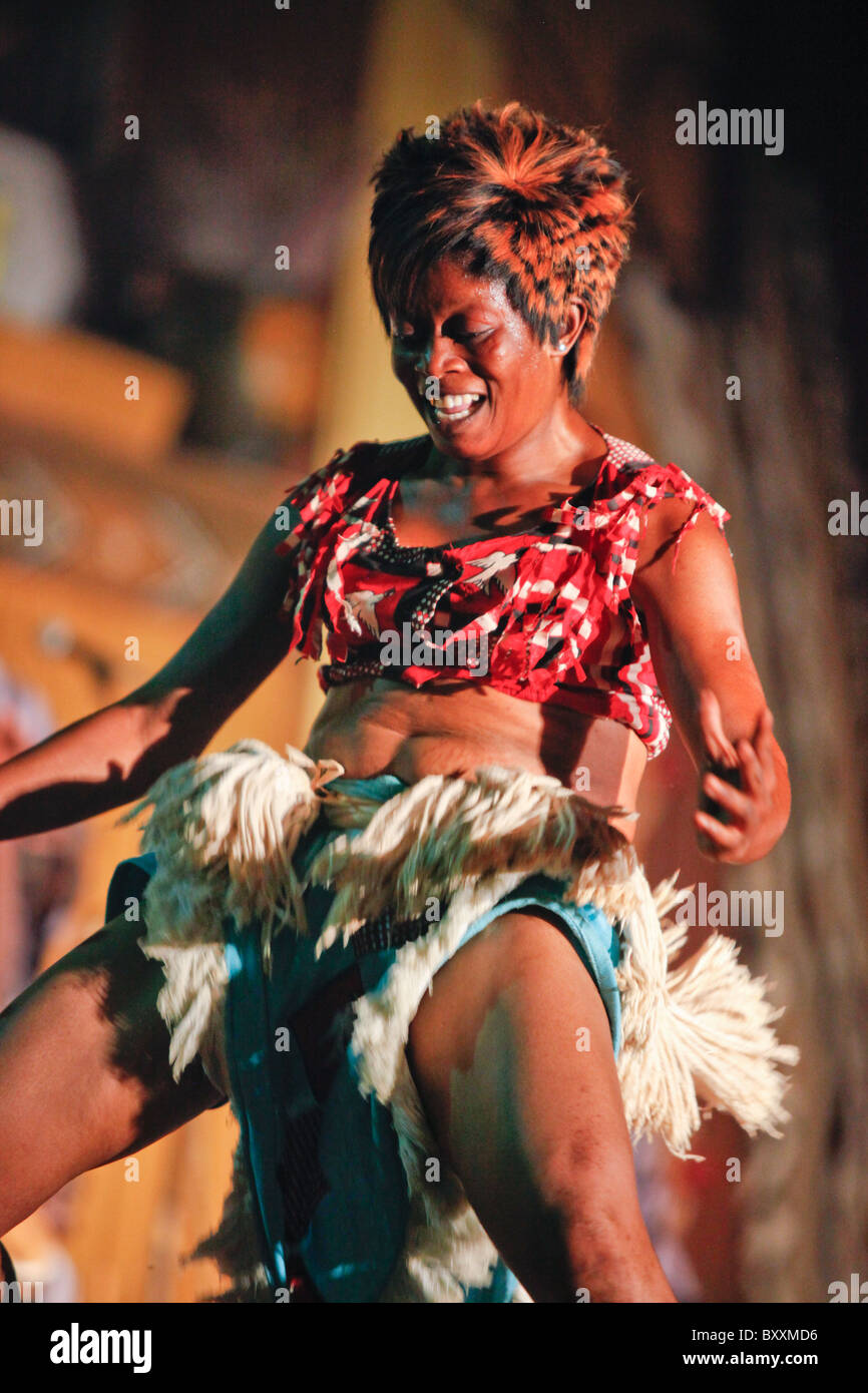 Der 12. alle zwei Jahre stattfindende Salon International de l'Artisanat de Ouagadougou (SIAO) in Burkina Faso begrüßte Tänzer und Musiker. Stockfoto