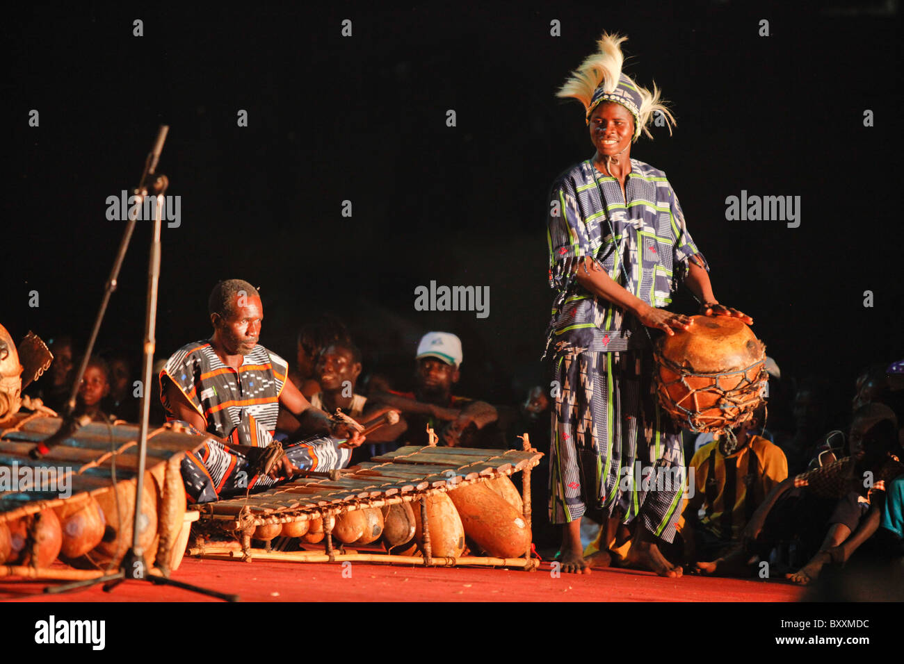 Musiker und Tänzer bei der 12. alle zwei Jahre stattfindende Salon International de l'Artisanat de Ouagadougou (SIAO) in Burkina Faso. Stockfoto