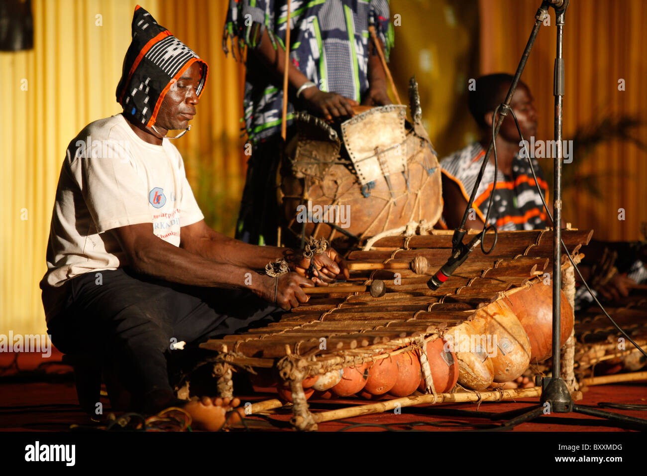 Musiker und Tänzer bei der 12. alle zwei Jahre stattfindende Salon International de l'Artisanat de Ouagadougou (SIAO) in Burkina Faso. Stockfoto