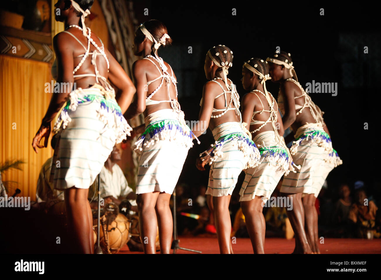 Der 12. alle zwei Jahre stattfindende Salon International de l'Artisanat de Ouagadougou (SIAO) in Burkina Faso begrüßte Tänzer und Musiker. Stockfoto